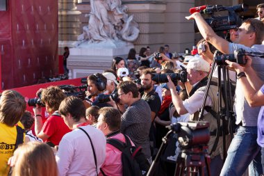 Odessa, Ukrayna - 15 Temmuz 2016: Odessa, kırmızı halı açılış 6 Uluslararası Film Festivali. O bir fotoğrafçı olarak çalıştı. Birçok seyirci ve paparazzi göz alıcı konuklar görüştüm.
