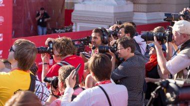 Odessa, Ukrayna - 15 Temmuz 2016: Odessa, kırmızı halı açılış 6 Uluslararası Film Festivali. O bir fotoğrafçı olarak çalıştı. Birçok seyirci ve paparazzi göz alıcı konuklar görüştüm.