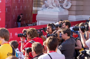 Odessa, Ukrayna - 15 Temmuz 2016: Odessa, kırmızı halı açılış 6 Uluslararası Film Festivali. O bir fotoğrafçı olarak çalıştı. Birçok seyirci ve paparazzi göz alıcı konuklar görüştüm.