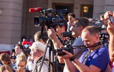 Odessa, Ukrayna - 15 Temmuz 2016: Odessa, kırmızı halı açılış 6 Uluslararası Film Festivali. O bir fotoğrafçı olarak çalıştı. Birçok seyirci ve paparazzi göz alıcı konuklar görüştüm.