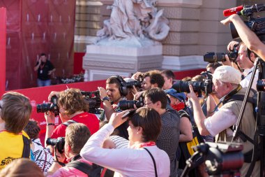 Odessa, Ukrayna - 15 Temmuz 2016: Odessa, kırmızı halı açılış 6 Uluslararası Film Festivali. O bir fotoğrafçı olarak çalıştı. Birçok seyirci ve paparazzi göz alıcı konuklar görüştüm.