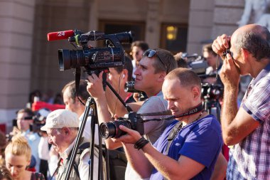 Odessa, Ukrayna - 15 Temmuz 2016: Odessa, kırmızı halı açılış 6 Uluslararası Film Festivali. O bir fotoğrafçı olarak çalıştı. Birçok seyirci ve paparazzi göz alıcı konuklar görüştüm.