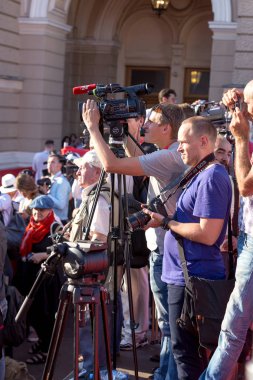 Odessa, Ukrayna - 15 Temmuz 2016: Odessa, kırmızı halı açılış 6 Uluslararası Film Festivali. O bir fotoğrafçı olarak çalıştı. Birçok seyirci ve paparazzi göz alıcı konuklar görüştüm.