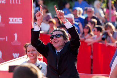 Odessa, Ukrayna - 15 Temmuz 2016: Odessa, kırmızı halı açılış 6 Uluslararası Film Festivali. O bir fotoğrafçı olarak çalıştı. Birçok seyirci ve paparazzi göz alıcı konuklar görüştüm.