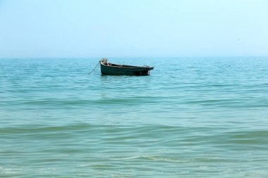 Tekne ile güzel pastoral deniz manzarası. Eski bir balıkçı teknesi ile sakin deniz deniz manzara yumuşak yumuşak güzel resim. Sessiz dalga üzerinde eski bir tekne ile deniz manzarası. Yumuşak odak. Yüksek anahtar