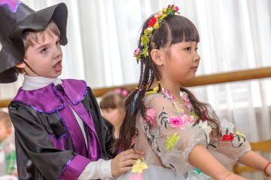 Odessa, Ukrayna - 4 Mart 2016: şarkı ve kadınlar günü kutlama dans çocuk müzik grupları. Anneler günü. Küçük çocuklar 8 Mart tebrik. Duygusal, çocukların müzik sahne gösterisi dokunmadan.