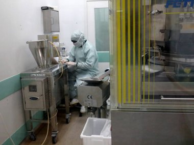 Odessa, Ukrayna - 11 Temmuz: Modern fabrika üretim ilaç teknolojileri. İlaç endüstrisi. İlaç üretim. İlaç işçileri çalışmak tehlikeli kimyasal bokse11 Temmuz 2013 Odessa, Ukrayna