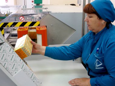 Odessa, Ukrayna - 11 Temmuz: İlaç fabrikası işçileri. Konveyör bant ilerlerken çalışma el ile tablet boş kaplara koyar. 11 Temmuz 2013 Odessa, Ukrayna