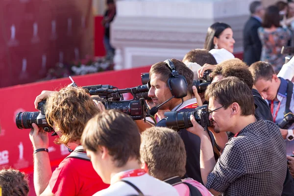 Odessa, Ukrayna - 15 Temmuz 2016: Odessa, kırmızı halı açılış 6 Uluslararası Film Festivali. O bir fotoğrafçı olarak çalıştı. Birçok seyirci ve paparazzi göz alıcı konuklar görüştüm.