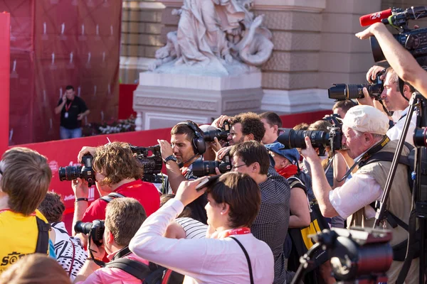 Odessa, Ukrayna - 15 Temmuz 2016: Odessa, kırmızı halı açılış 6 Uluslararası Film Festivali. O bir fotoğrafçı olarak çalıştı. Birçok seyirci ve paparazzi göz alıcı konuklar görüştüm.