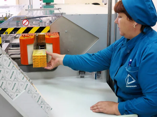 Odessa Ukraine Juli Pharmazeutische Fabrikarbeiter Tabletten Werden Manuell Die Leeren — Stockfoto