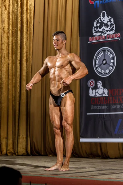 Odessa, Ukrayna - 12 Ekim 2014: Ukrayna 'da erkek ve kadınların vücut geliştirme sporu kategorisi, Ukrayna' nın 12 Ekim 2014. 