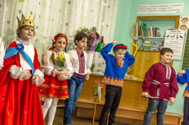 Odessa, Ukrayna - 4 Mart 2016: şarkı ve kadınlar günü kutlama dans çocuk müzik grupları. Anneler günü. Küçük çocuklar 8 Mart tebrik. Duygusal, çocukların müzik sahne gösterisi dokunmadan.