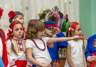 Odessa, Ukrayna - 4 Mart 2016: şarkı ve kadınlar günü kutlama dans çocuk müzik grupları. Anneler günü. Küçük çocuklar 8 Mart tebrik. Duygusal, çocukların müzik sahne gösterisi dokunmadan.