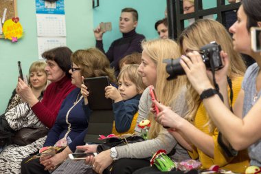 Odessa, Ukrayna - 4 Mart 2016: Küçük çocuklu anneler günü vesilesiyle anne Tebrikler süre konserde seyirciler. 8: matra kadınlar günü. Çocuklar ebeveynleri tatil ile