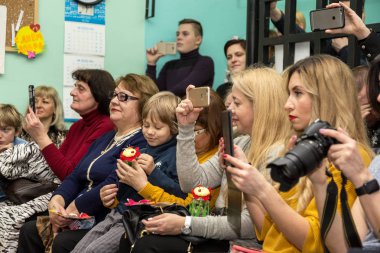 Odessa, Ukrayna - 4 Mart 2016: Küçük çocuklu anneler günü vesilesiyle anne Tebrikler süre konserde seyirciler. 8: matra kadınlar günü. Çocuklar ebeveynleri tatil ile
