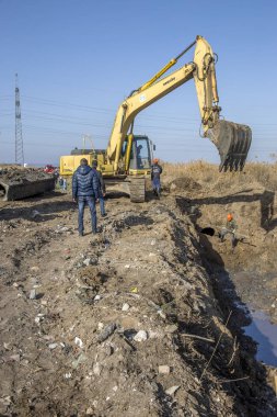 Odessa, Ukrayna - 16 Nisan 2012: Kanalizasyon Pompa İstasyonu çevre felaketi insan yapımı felaket. Sular altında siperler açık Odessa, Ukrayna 16 Nisan 2012 atık su kırık eski paslı boruları tamir.