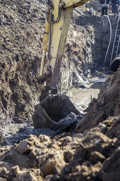 乌克兰奥德萨 2012年4月16日 污水泵站人为灾害 修复2012年4月16日乌克兰奥德萨被淹的沟渠中破碎的旧锈迹斑斑的管道 — 图库照片