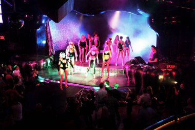 Odessa, Ukrayna - 2 Ekim 2011: Yaratıcı ışık ve müzik gösterisi sırasında bir konserde bir gece kulübünde eğleniyor kişilik büyük bir kalabalık. Neşeli genç insanlar, şeker ve kulüp partisi üzerinde duman.