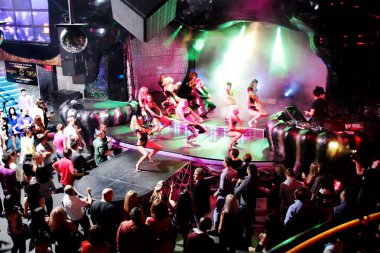 Odessa, Ukrayna - 2 Ekim 2011: Yaratıcı ışık ve müzik gösterisi sırasında bir konserde bir gece kulübünde eğleniyor kişilik büyük bir kalabalık. Neşeli genç insanlar, şeker ve kulüp partisi üzerinde duman.