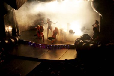 Odessa, Ukrayna - 2 Ekim 2011: Yaratıcı ışık ve müzik gösterisi sırasında bir konserde bir gece kulübünde eğleniyor kişilik büyük bir kalabalık. Neşeli genç insanlar, şeker ve kulüp partisi üzerinde duman.