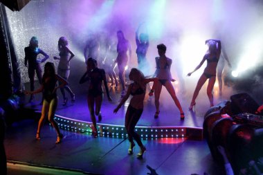 Odessa, Ukrayna - 2 Ekim 2011: Yaratıcı ışık ve müzik gösterisi sırasında bir konserde bir gece kulübünde eğleniyor kişilik büyük bir kalabalık. Neşeli genç insanlar, şeker ve kulüp partisi üzerinde duman.