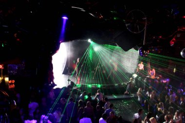 Odessa, Ukrayna - 2 Ekim 2011: Yaratıcı ışık ve müzik gösterisi sırasında bir konserde bir gece kulübünde eğleniyor kişilik büyük bir kalabalık. Neşeli genç insanlar, şeker ve kulüp partisi üzerinde duman.