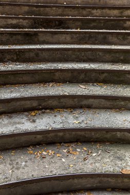 Eski kırık taş merdivenle güzel pitoresk kalıntıları