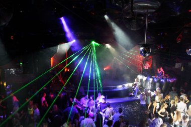 Odessa, Ukrayna - 2 Ekim 2011: Yaratıcı ışık ve müzik gösterisi sırasında bir konserde bir gece kulübünde eğleniyor kişilik büyük bir kalabalık. Neşeli genç insanlar, şeker ve kulüp partisi üzerinde duman.