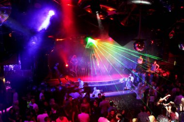 Odessa, Ukrayna - 2 Ekim 2011: Yaratıcı ışık ve müzik gösterisi sırasında bir konserde bir gece kulübünde eğleniyor kişilik büyük bir kalabalık. Neşeli genç insanlar, şeker ve kulüp partisi üzerinde duman.