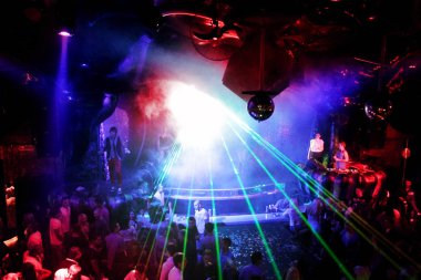 Odessa, Ukrayna - 2 Ekim 2011: Yaratıcı ışık ve müzik gösterisi sırasında bir konserde bir gece kulübünde eğleniyor kişilik büyük bir kalabalık. Neşeli genç insanlar, şeker ve kulüp partisi üzerinde duman.