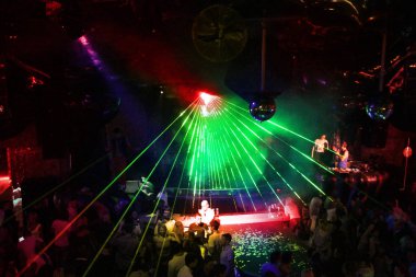 Odessa, Ukrayna - 2 Ekim 2011: Yaratıcı ışık ve müzik gösterisi sırasında bir konserde bir gece kulübünde eğleniyor kişilik büyük bir kalabalık. Neşeli genç insanlar, şeker ve kulüp partisi üzerinde duman.