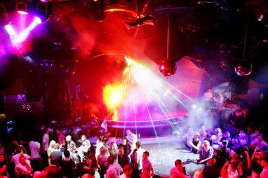 Odessa, Ukrayna - 2 Ekim 2011: Yaratıcı ışık ve müzik gösterisi sırasında bir konserde bir gece kulübünde eğleniyor kişilik büyük bir kalabalık. Neşeli genç insanlar, şeker ve kulüp partisi üzerinde duman.