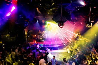 Odessa, Ukrayna - 2 Ekim 2011: Yaratıcı ışık ve müzik gösterisi sırasında bir konserde bir gece kulübünde eğleniyor kişilik büyük bir kalabalık. Neşeli genç insanlar, şeker ve kulüp partisi üzerinde duman.