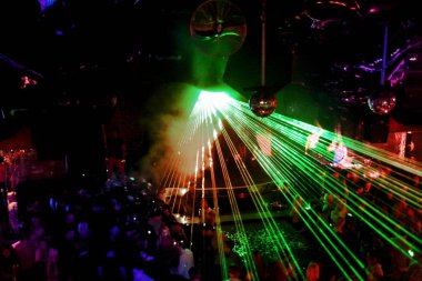 Odessa, Ukrayna - 2 Ekim 2011: Yaratıcı ışık ve müzik gösterisi sırasında bir konserde bir gece kulübünde eğleniyor kişilik büyük bir kalabalık. Neşeli genç insanlar, şeker ve kulüp partisi üzerinde duman.