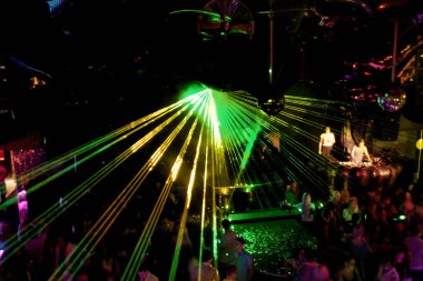 Odessa, Ukrayna - 2 Ekim 2011: Yaratıcı ışık ve müzik gösterisi sırasında bir konserde bir gece kulübünde eğleniyor kişilik büyük bir kalabalık. Neşeli genç insanlar, şeker ve kulüp partisi üzerinde duman.