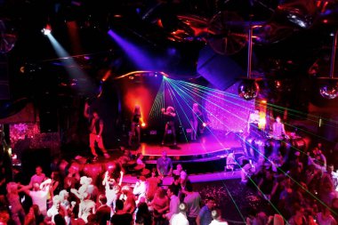 Odessa, Ukrayna - 2 Ekim 2011: Yaratıcı ışık ve müzik gösterisi sırasında bir konserde bir gece kulübünde eğleniyor kişilik büyük bir kalabalık. Neşeli genç insanlar, şeker ve kulüp partisi üzerinde duman.