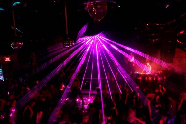 Odessa, Ukrayna - 2 Ekim 2011: Yaratıcı ışık ve müzik gösterisi sırasında bir konserde bir gece kulübünde eğleniyor kişilik büyük bir kalabalık. Neşeli genç insanlar, şeker ve kulüp partisi üzerinde duman.