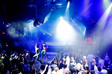 Odessa, Ukrayna - 2 Ekim 2011: Yaratıcı ışık ve müzik gösterisi sırasında bir konserde bir gece kulübünde eğleniyor kişilik büyük bir kalabalık. Neşeli genç insanlar, şeker ve kulüp partisi üzerinde duman.