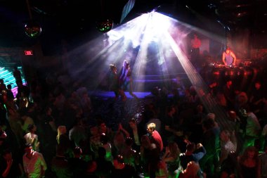 Odessa, Ukrayna - 2 Ekim 2011: Yaratıcı ışık ve müzik gösterisi sırasında bir konserde bir gece kulübünde eğleniyor kişilik büyük bir kalabalık. Neşeli genç insanlar, şeker ve kulüp partisi üzerinde duman.