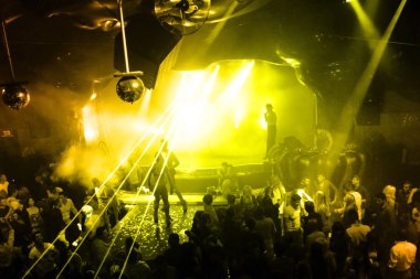 Odessa, Ukrayna - 2 Ekim 2011: Yaratıcı ışık ve müzik gösterisi sırasında bir konserde bir gece kulübünde eğleniyor kişilik büyük bir kalabalık. Neşeli genç insanlar, şeker ve kulüp partisi üzerinde duman.