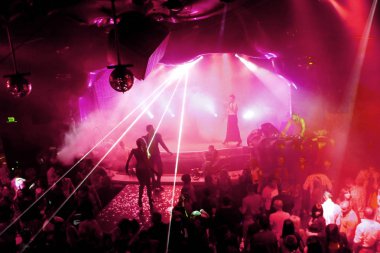 Odessa, Ukrayna - 2 Ekim 2011: Yaratıcı ışık ve müzik gösterisi sırasında bir konserde bir gece kulübünde eğleniyor kişilik büyük bir kalabalık. Neşeli genç insanlar, şeker ve kulüp partisi üzerinde duman.