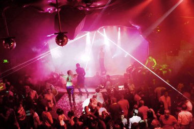 Odessa, Ukrayna - 2 Ekim 2011: Yaratıcı ışık ve müzik gösterisi sırasında bir konserde bir gece kulübünde eğleniyor kişilik büyük bir kalabalık. Neşeli genç insanlar, şeker ve kulüp partisi üzerinde duman.