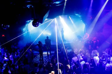 Odessa, Ukrayna - 2 Ekim 2011: Yaratıcı ışık ve müzik gösterisi sırasında bir konserde bir gece kulübünde eğleniyor kişilik büyük bir kalabalık. Neşeli genç insanlar, şeker ve kulüp partisi üzerinde duman.