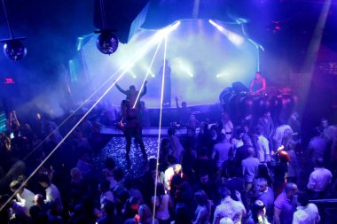 Odessa, Ukrayna - 2 Ekim 2011: Yaratıcı ışık ve müzik gösterisi sırasında bir konserde bir gece kulübünde eğleniyor kişilik büyük bir kalabalık. Neşeli genç insanlar, şeker ve kulüp partisi üzerinde duman.