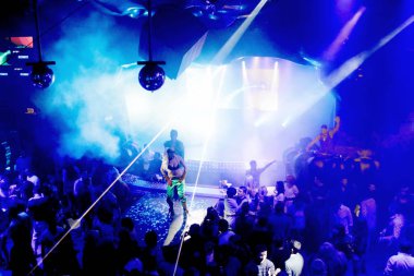 Odessa, Ukrayna - 2 Ekim 2011: Yaratıcı ışık ve müzik gösterisi sırasında bir konserde bir gece kulübünde eğleniyor kişilik büyük bir kalabalık. Neşeli genç insanlar, şeker ve kulüp partisi üzerinde duman.