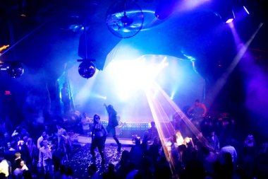 Odessa, Ukrayna - 2 Ekim 2011: Yaratıcı ışık ve müzik gösterisi sırasında bir konserde bir gece kulübünde eğleniyor kişilik büyük bir kalabalık. Neşeli genç insanlar, şeker ve kulüp partisi üzerinde duman.