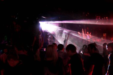 Odessa, Ukrayna - 2 Ekim 2011: Yaratıcı ışık ve müzik gösterisi sırasında bir konserde bir gece kulübünde eğleniyor kişilik büyük bir kalabalık. Neşeli genç insanlar, şeker ve kulüp partisi üzerinde duman.