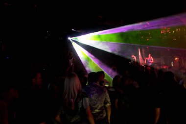 Odessa, Ukrayna - 2 Ekim 2011: Yaratıcı ışık ve müzik gösterisi sırasında bir konserde bir gece kulübünde eğleniyor kişilik büyük bir kalabalık. Neşeli genç insanlar, şeker ve kulüp partisi üzerinde duman.