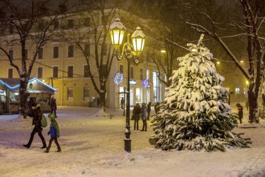 Odessa, Ukrayna - 29 Aralık 2014: Doğal felaketler, kar fırtınası şiddetli kar yağışı ile şehir felç oldu. Kolaps. Kar kaplı siklon Avrupa, 29 Aralık 2014 Odessa, Ukrayna.